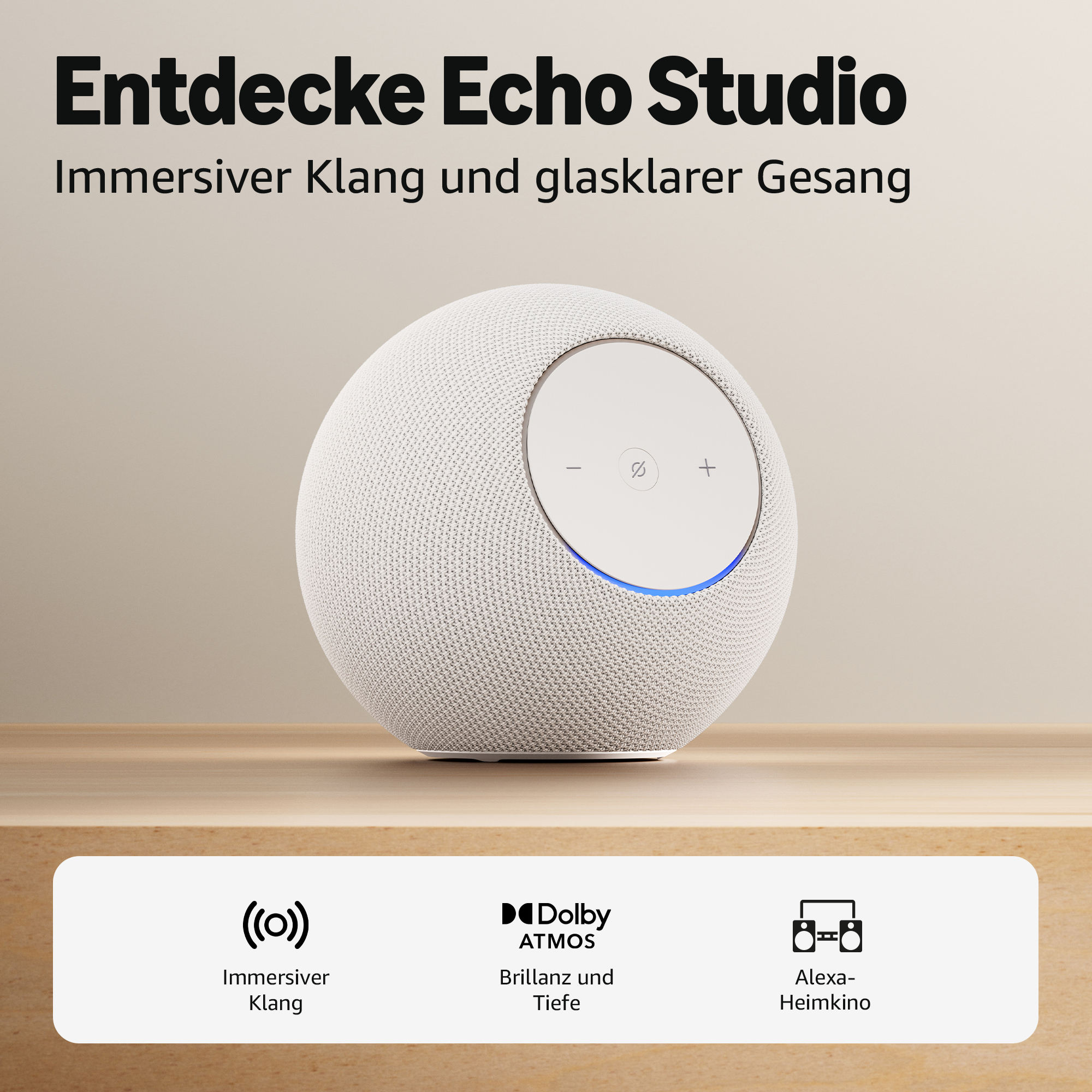 Ein weißer Echo Studio Lautsprecher mit Bedienelementen und blauer Beleuchtung.