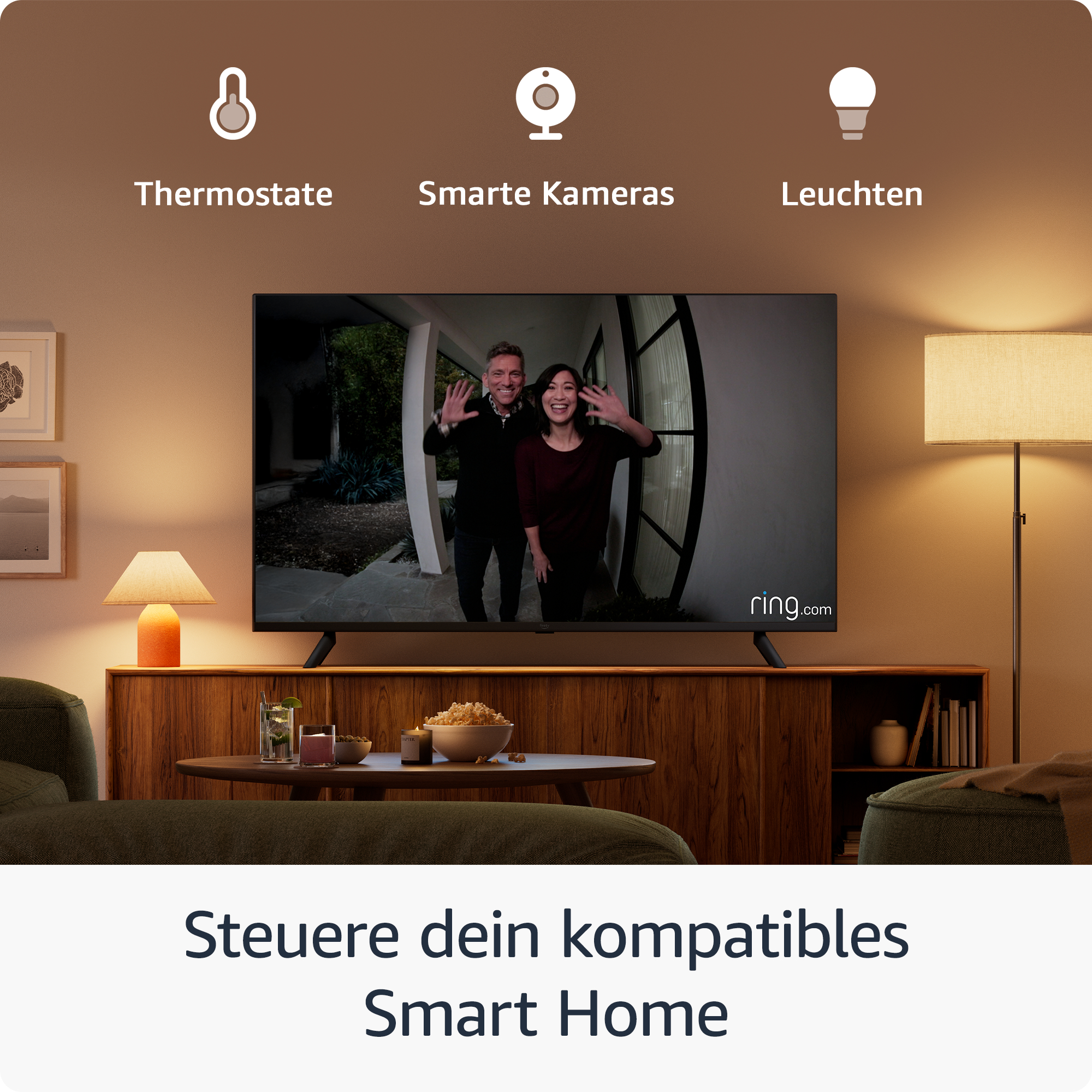 Ein Wohnzimmer mit Fernseher zeigt ein Paar. Symbole für Thermostat, Kameras und Lichter.