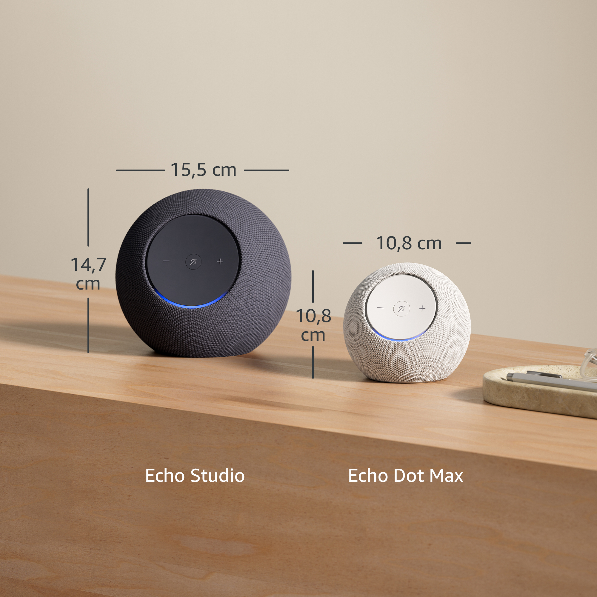 Zwei smarte Lautsprecher nebeneinander: Echo Studio (dunkelgrau) und Echo Dot Max (hellgrau).