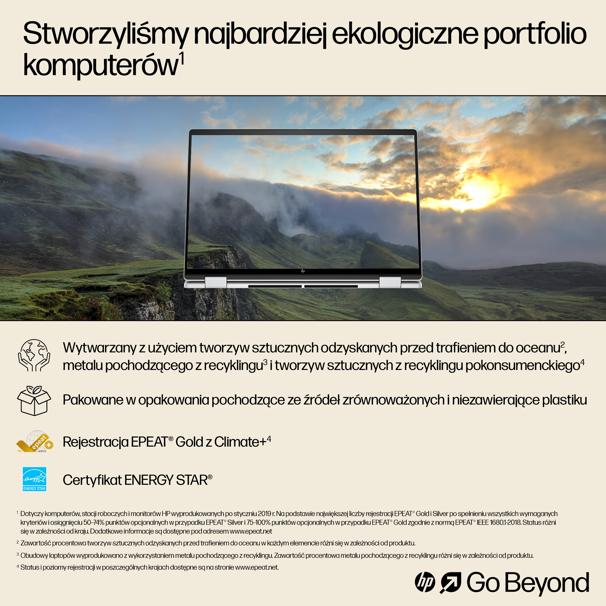 Otwarty laptop na tle mglistego krajobrazu górskiego o wschodzie słońca.
