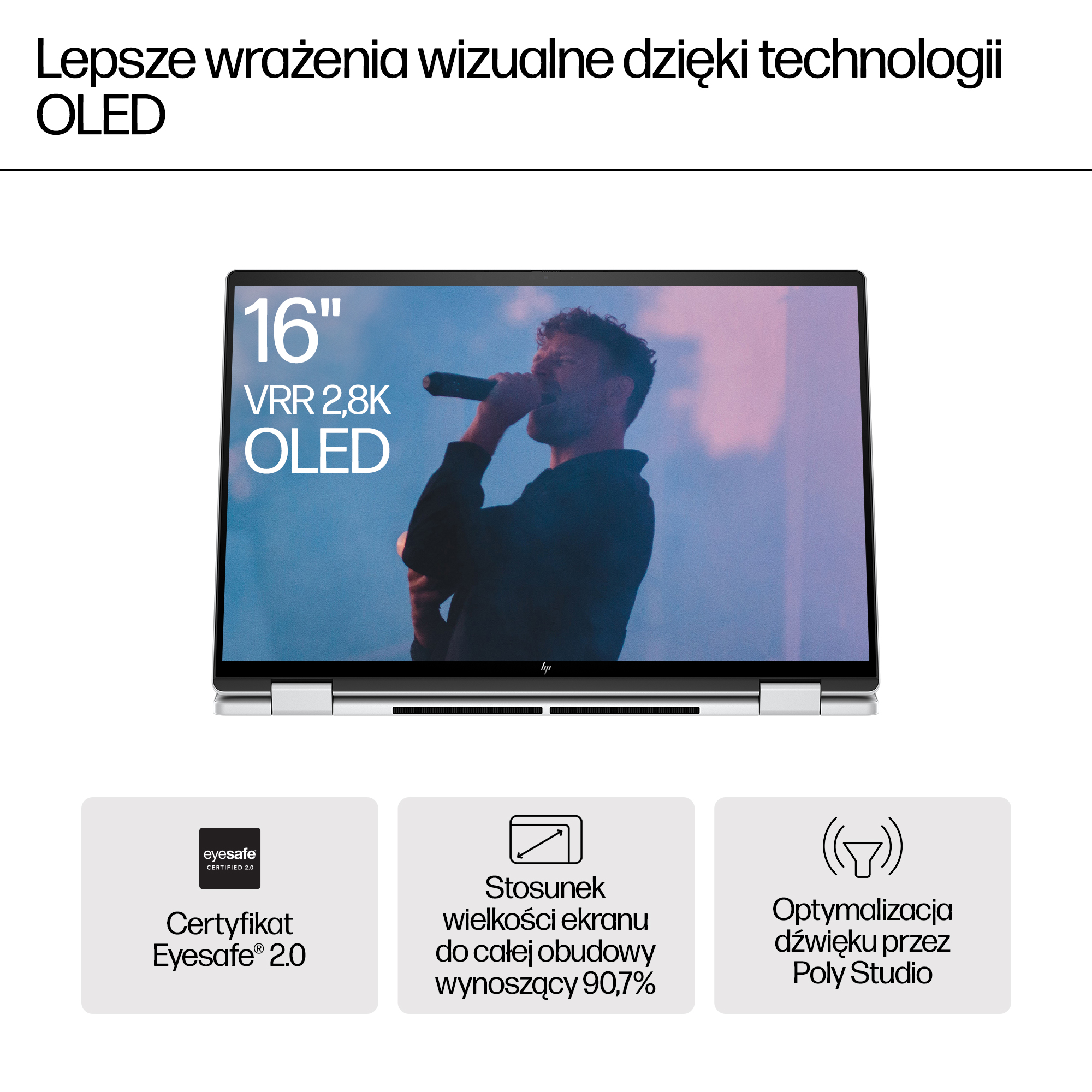 Laptop pokazuje mężczyznę z mikrofonem. Poniżej znajdują się certyfikaty Eyesafe i audio.