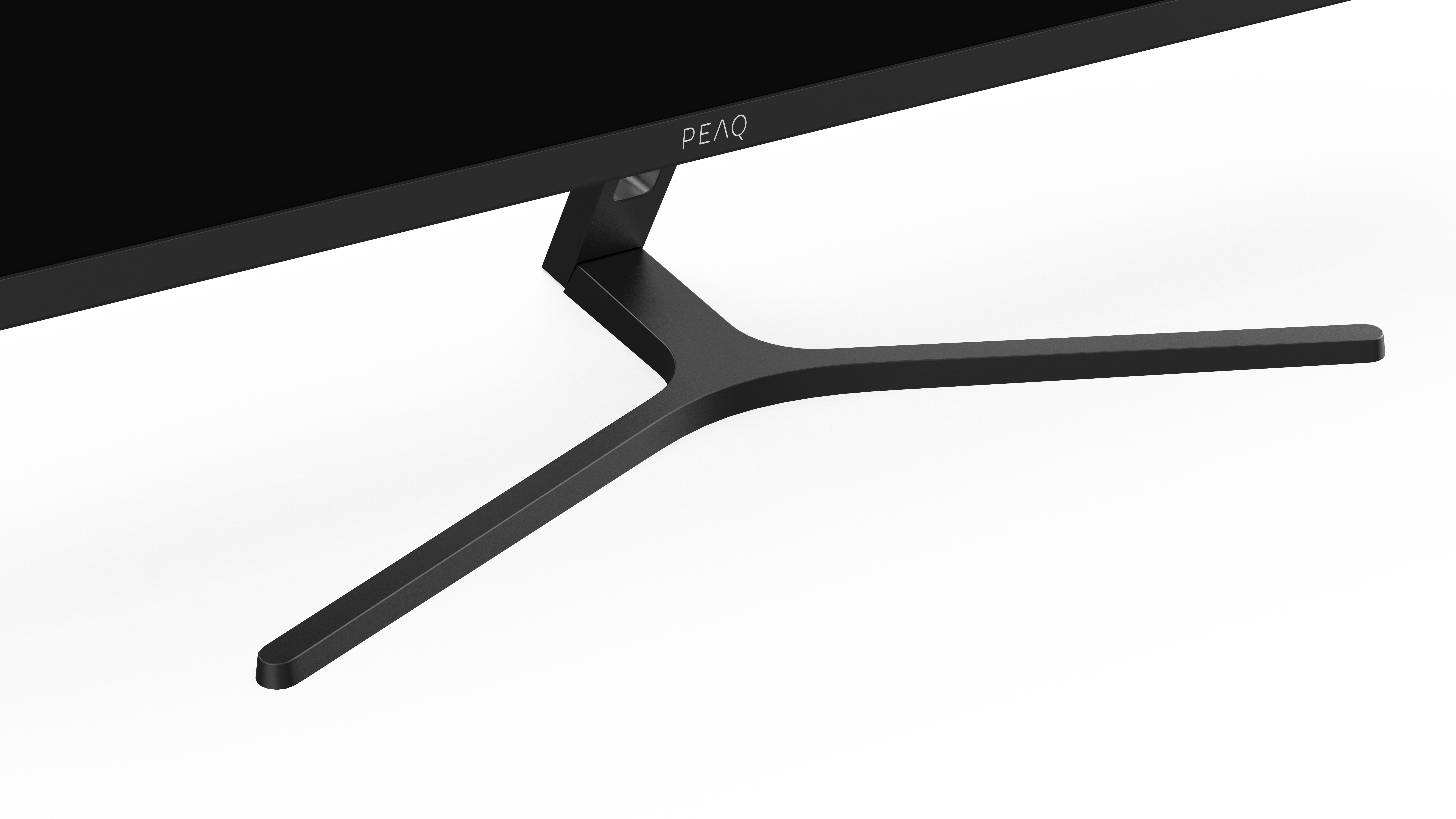 Czarny stojak monitora z trzema ramionami na białym tle.