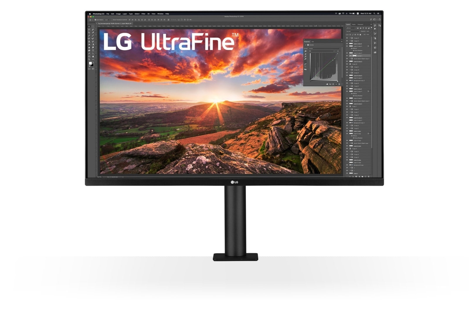 Monitor LG UltraFine wyświetla krajobraz o zachodzie słońca i okna Photoshopa.