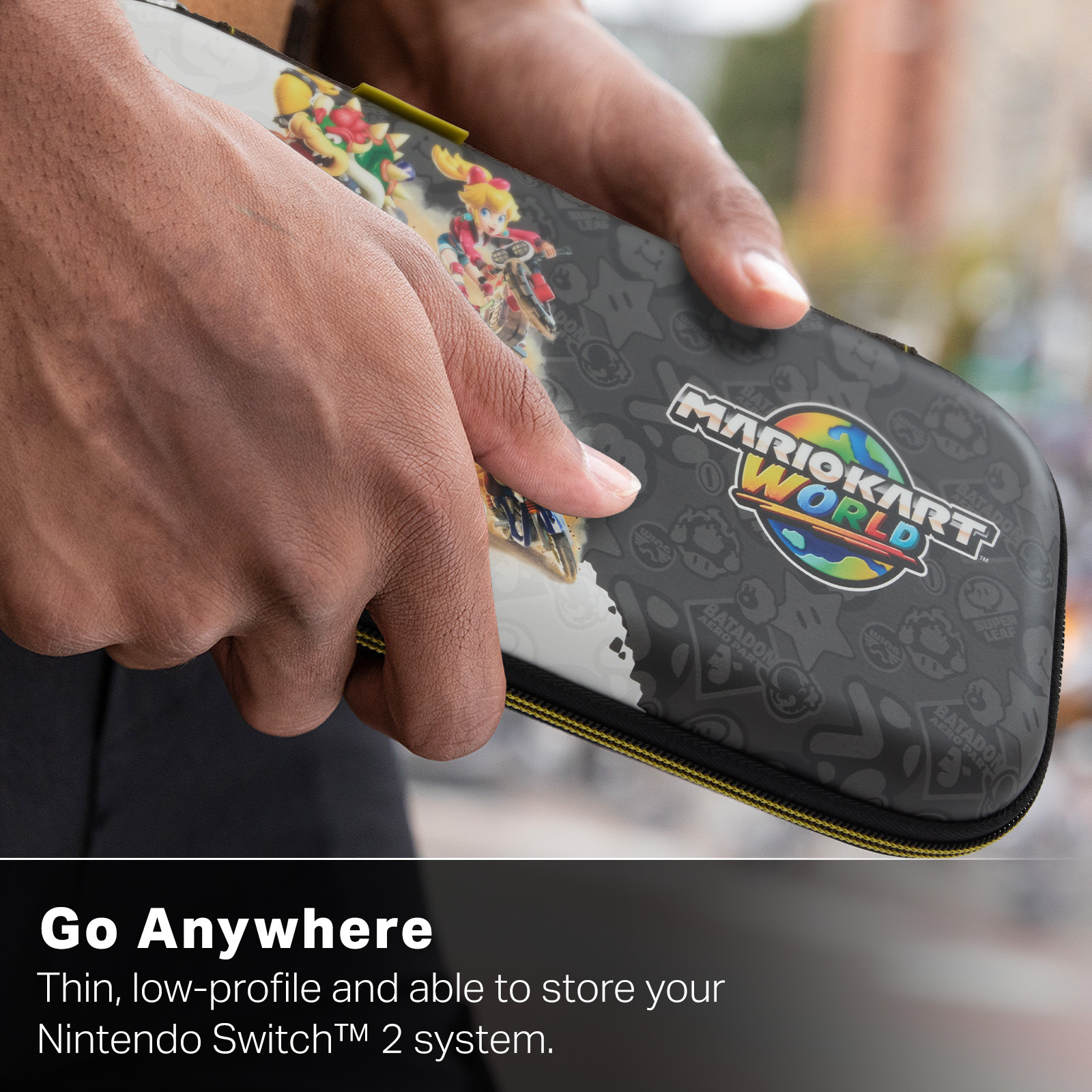 Hände halten eine Mario Kart World Nintendo Switch Tasche mit Charakteren.