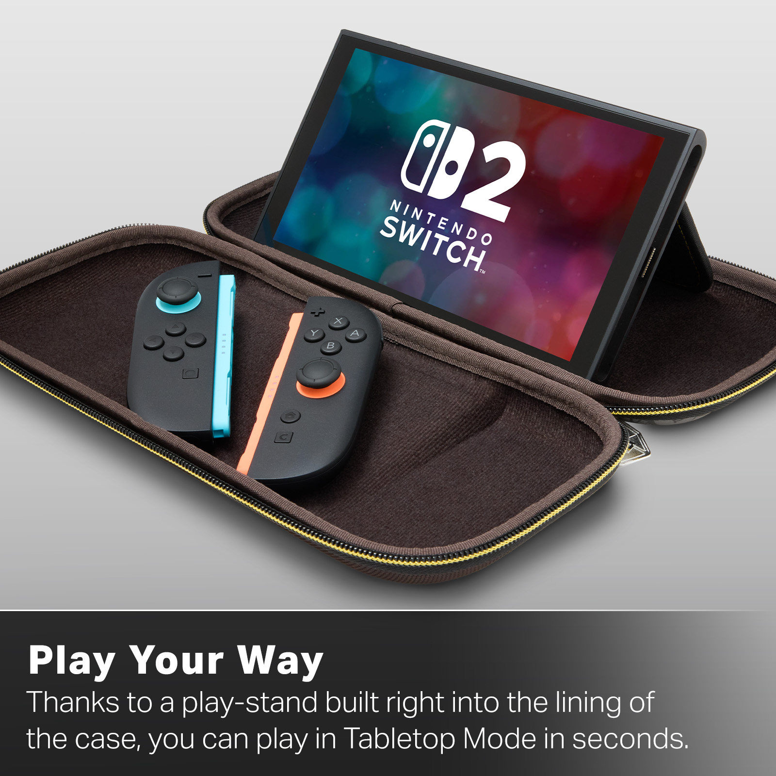 Nintendo Switch in brauner Tasche mit Joy-Cons und Ständer.