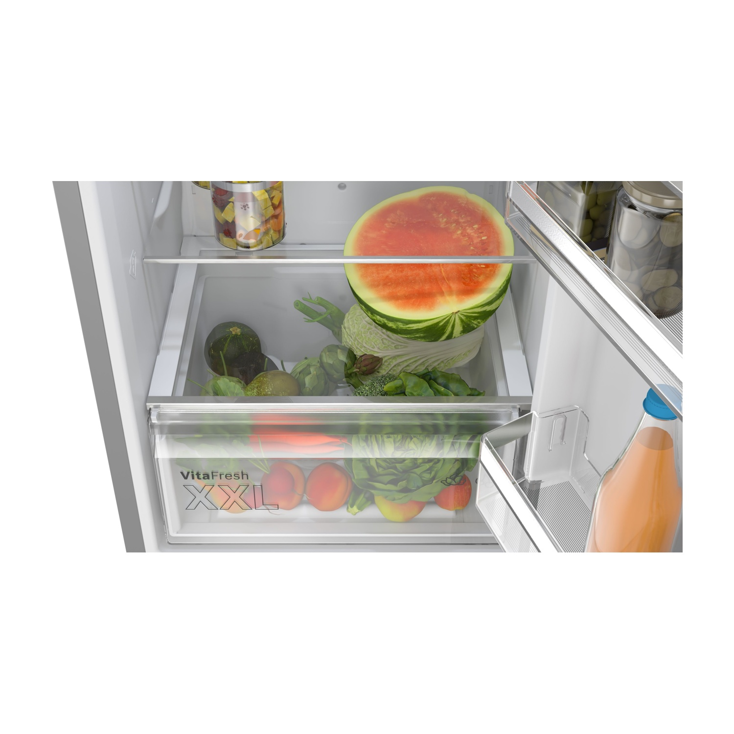 Un frigorifero con frutta e verdura nei cassetti, inclusa una fetta di anguria.