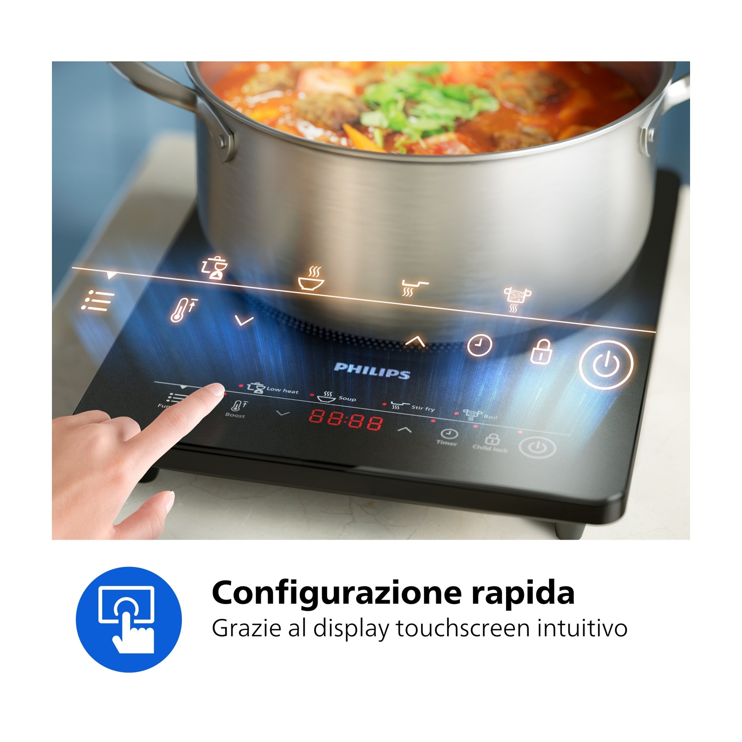 Una pentola su un piano cottura a induzione con pannello di controllo touchscreen, una mano lo tocca.