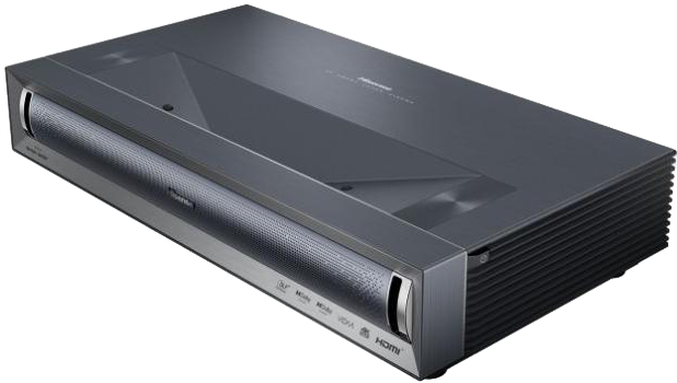 Egy sötét Hisense projektor perforált hangszóróráccsal és HDMI portokkal.