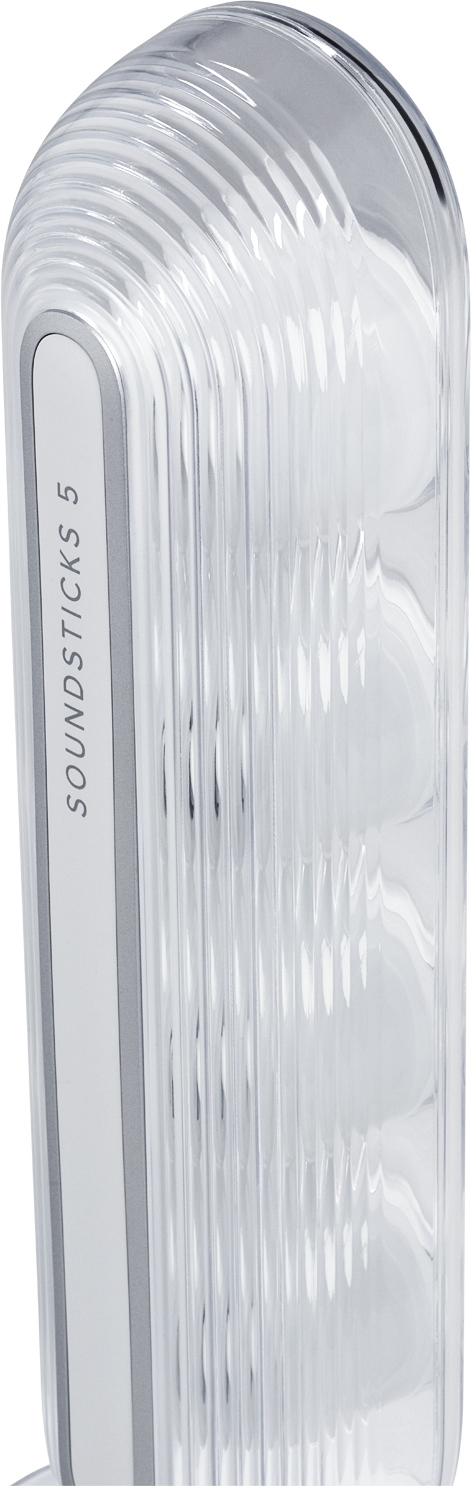 Átlátszó hangszóró függőleges hornyokkal és 'SOUNDSTICKS 5' felirattal.
