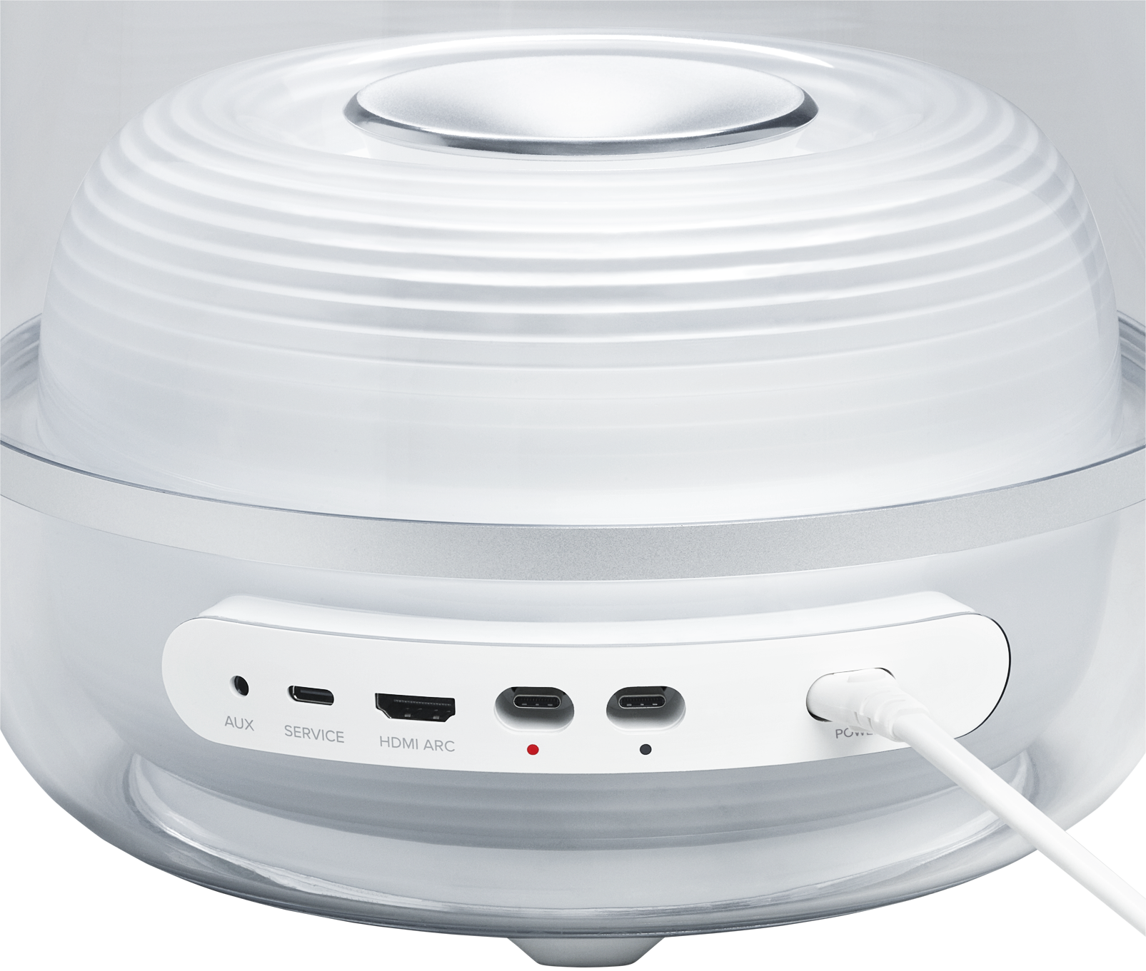 Fehér, kerek hangszóró alsó részének közelképe csatlakozókkal: AUX, SERVICE, HDMI ARC és Power.