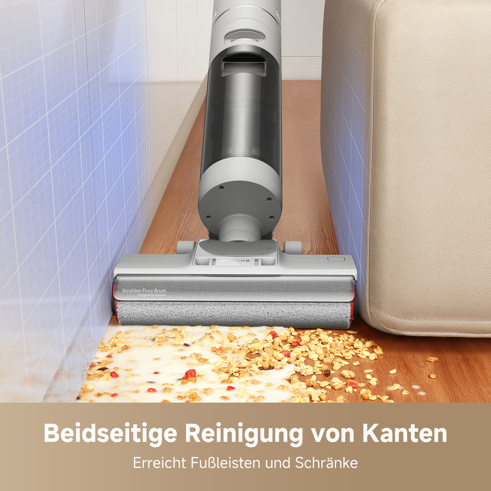 Ein Staubsauger reinigt Müsli und Milch am Boden neben einer Wand und einem Sofa.