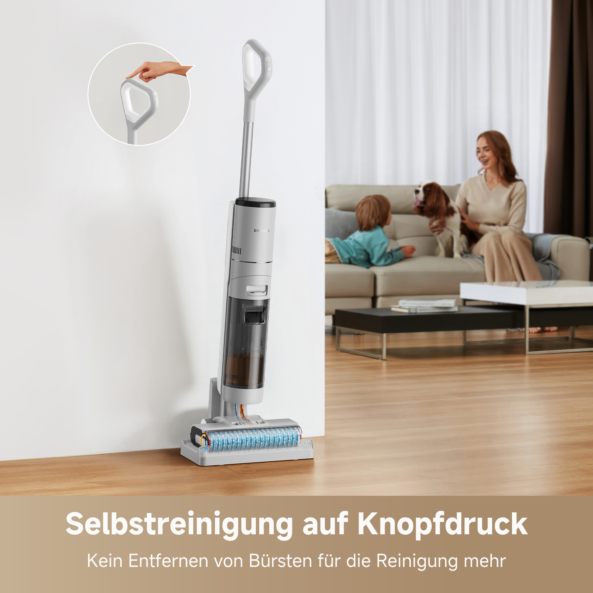 Bodenreiniger mit Selbstreinigungsfunktion neben einem Sofa mit Familie und Hund.
