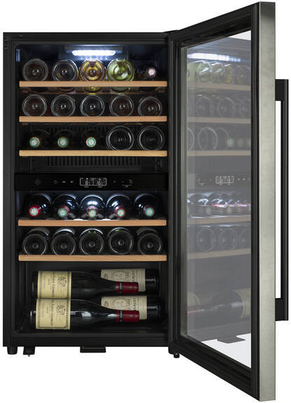 Ein Weinkühlschrank mit offenen Türen, gefüllt mit vielen Flaschen Wein.