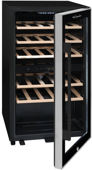 Ein schwarzer Weinkühlschrank mit Glastür und Holzböden.