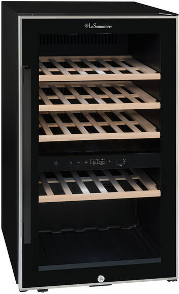 Ein schwarzer Weinkühlschrank mit Glastür und Holzböden.