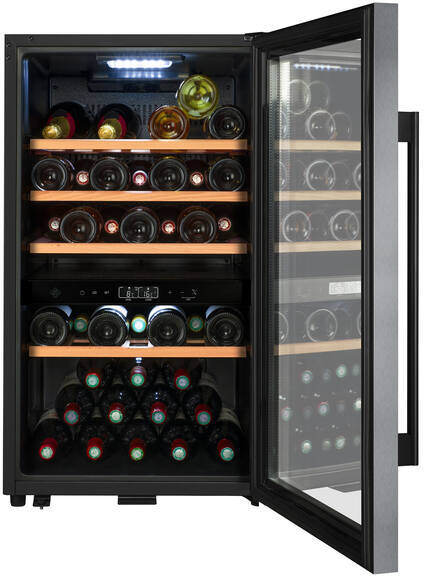 Ein offener Weinkühlschrank mit mehreren Regalen, gefüllt mit Wein- und Champagnerflaschen.