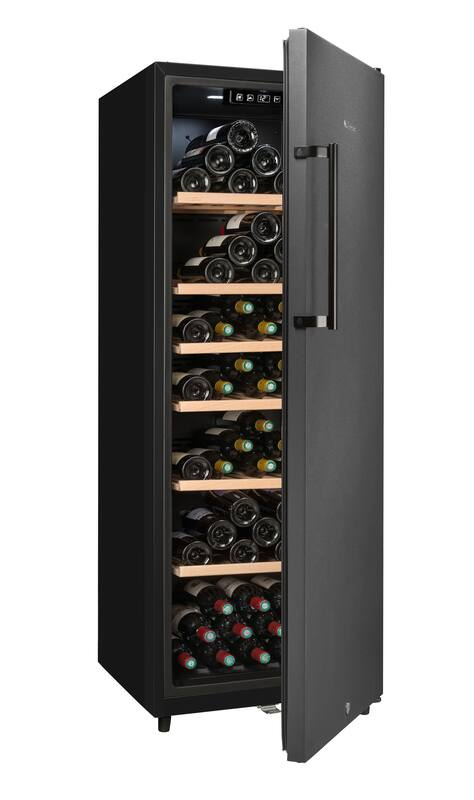 Ein schwarzer Weinkühlschrank mit offener Tür, gefüllt mit Flaschen auf Regalen.
