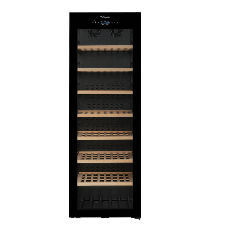 Schwarzer Weinkühlschrank mit Holzböden und Glasfront.