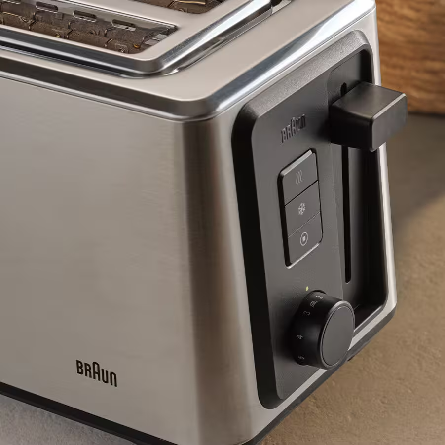Un grille-pain Braun argenté avec des commandes noires et une molette.