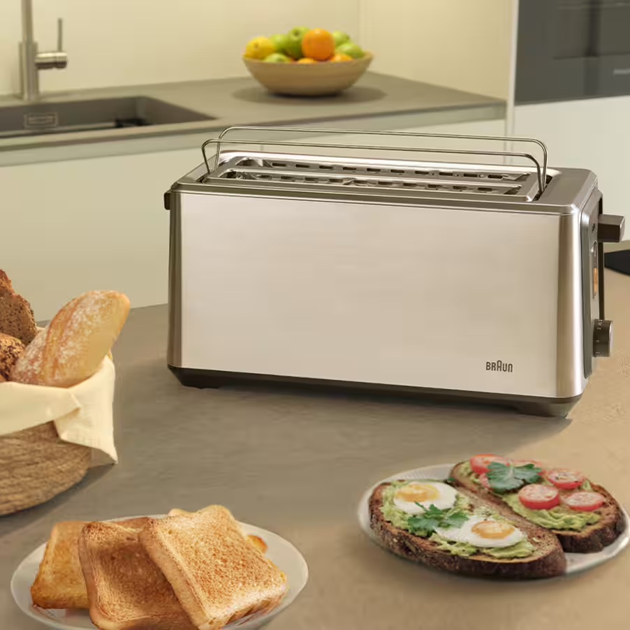 Un grille-pain sur un comptoir de cuisine avec un panier à pain et des toasts.