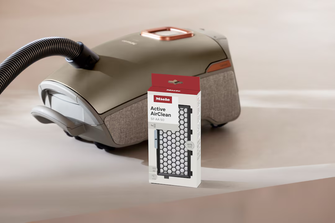Ein Miele Staubsauger mit einem Active AirClean Filterpaket daneben.