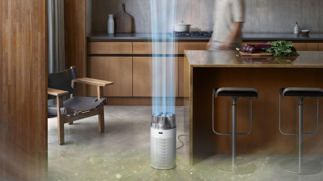 Un purificateur d'air dans une cuisine moderne avec des éléments en bois.