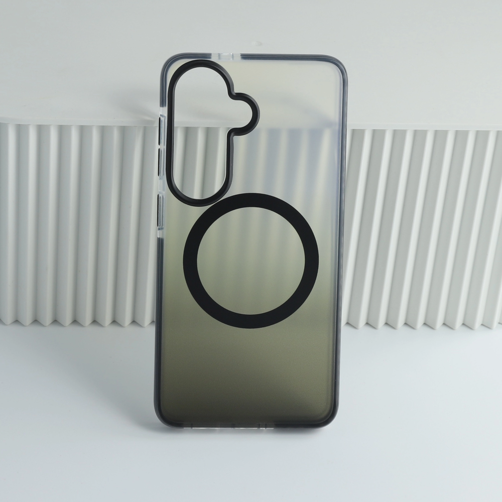 Átlátszó telefontok fekete körrel és kamera kivágással bordázott háttéren.