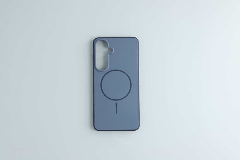 Kék telefontok kör és vonal mintával fehér alapon.