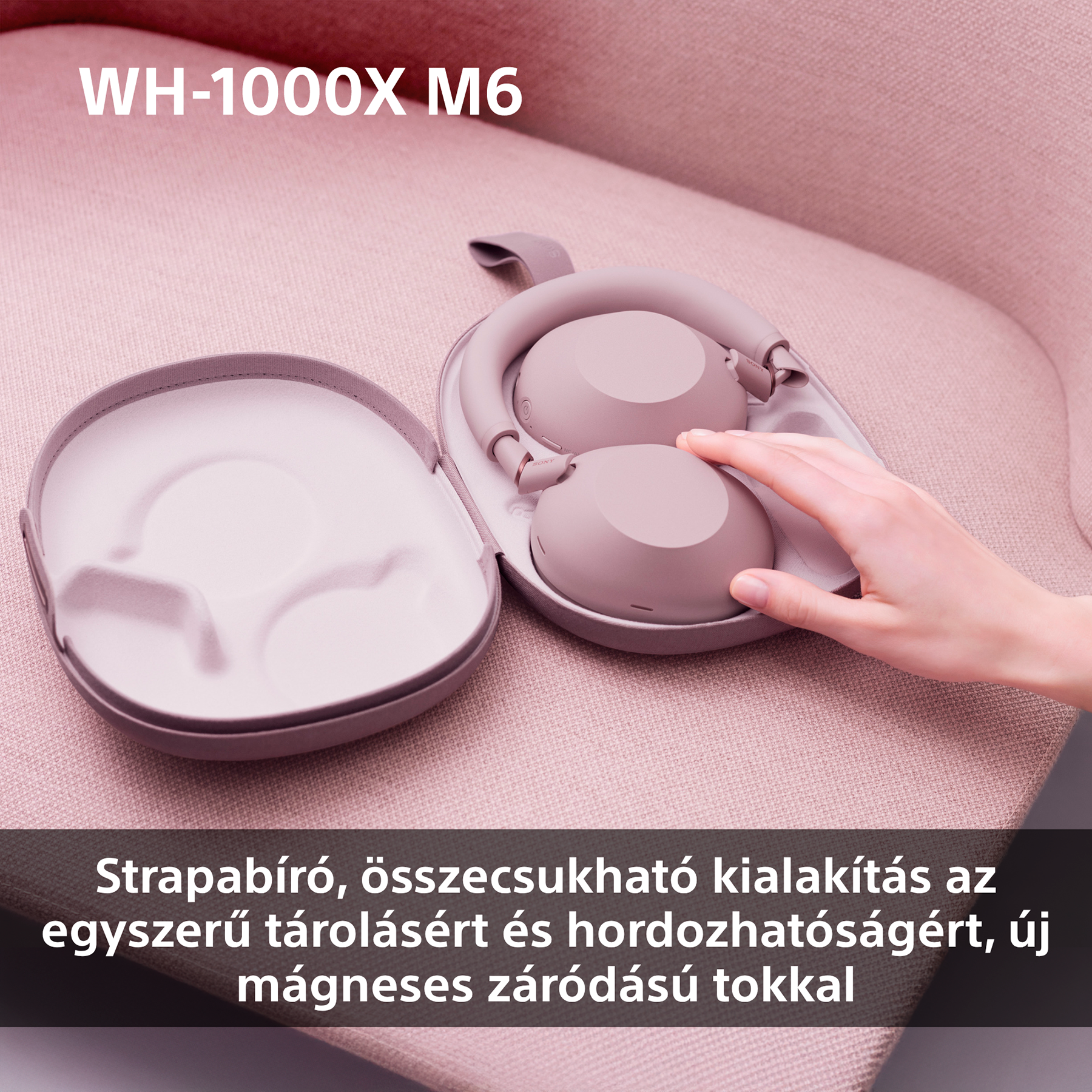 Egy rózsaszín fejhallgatót helyeznek be a hozzá illő tokba.