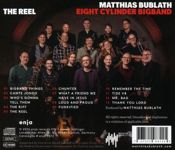 Eine Bigband posiert für ein Albumcover. Ein Mann hält ein Saxophon.