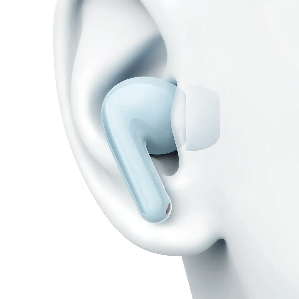 Un écouteur bleu clair dans une oreille blanche. L'oreille et l'écouteur sont détaillés.