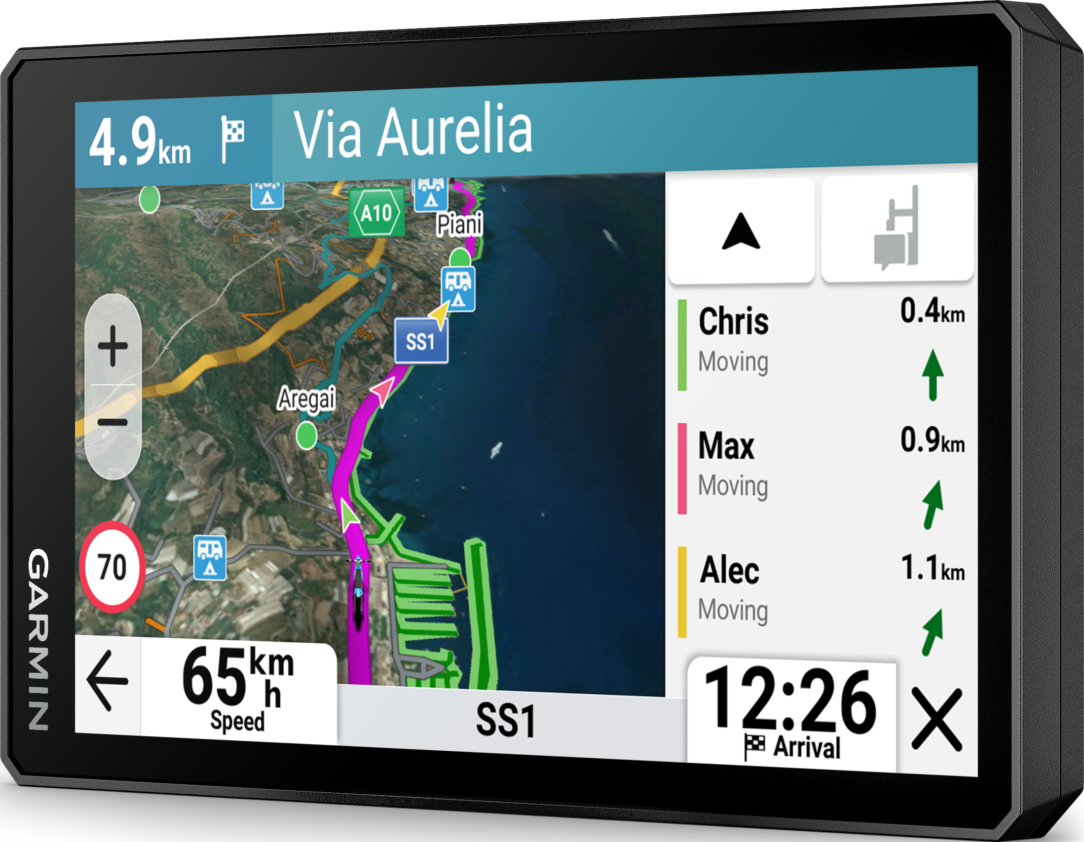 Dispositivo GPS mostra mappa con percorso, velocità 65 km/h, arrivo 12:26.