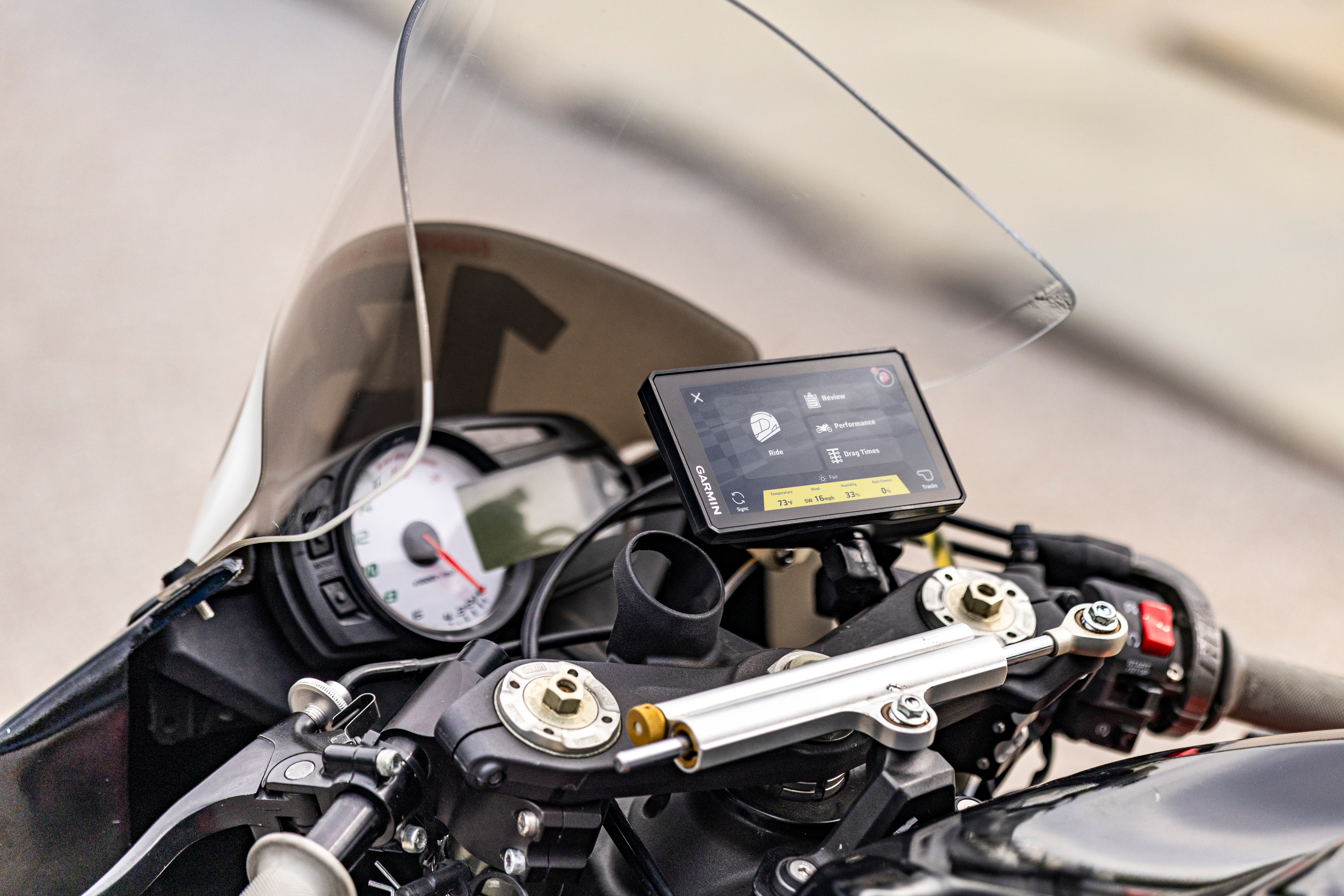 Motorrad-Cockpit mit Garmin-Navi, Tacho und Windschutzscheibe.