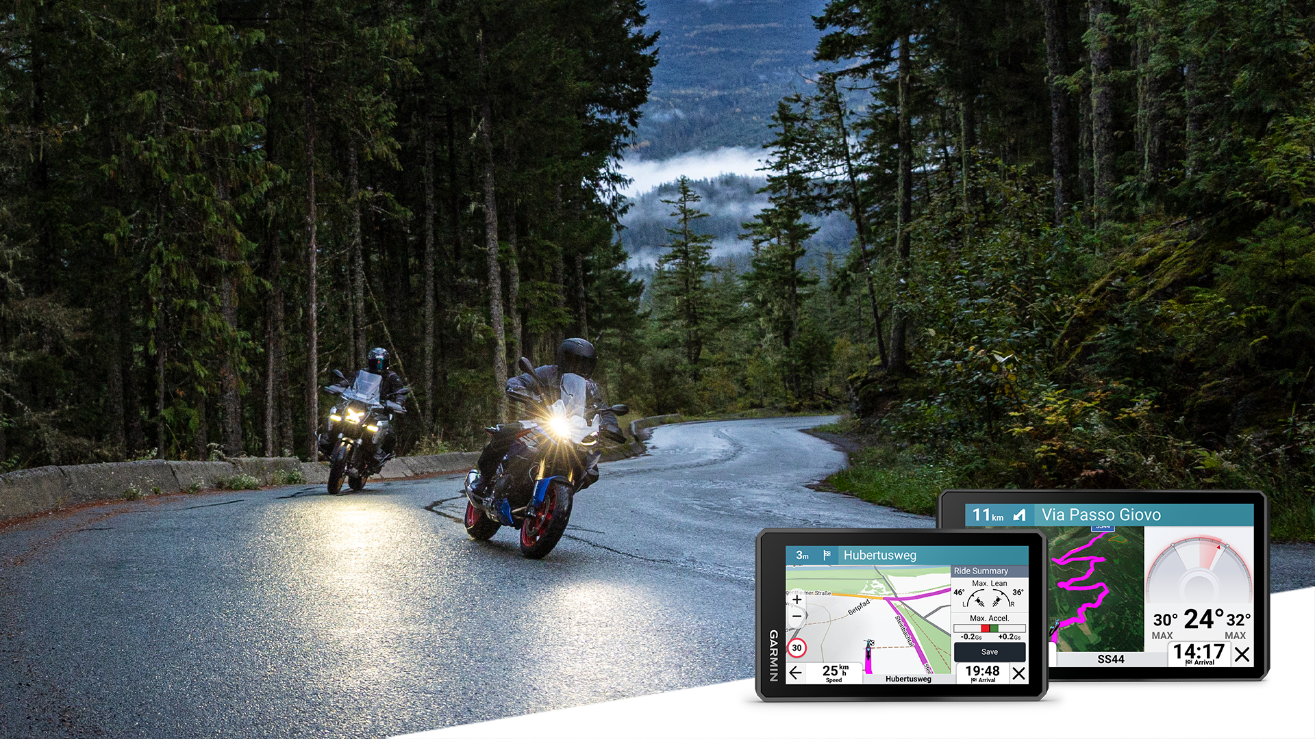 Zwei Motorradfahrer auf einer kurvigen Straße im Wald. Zwei Navigationsgeräte liegen vorn.