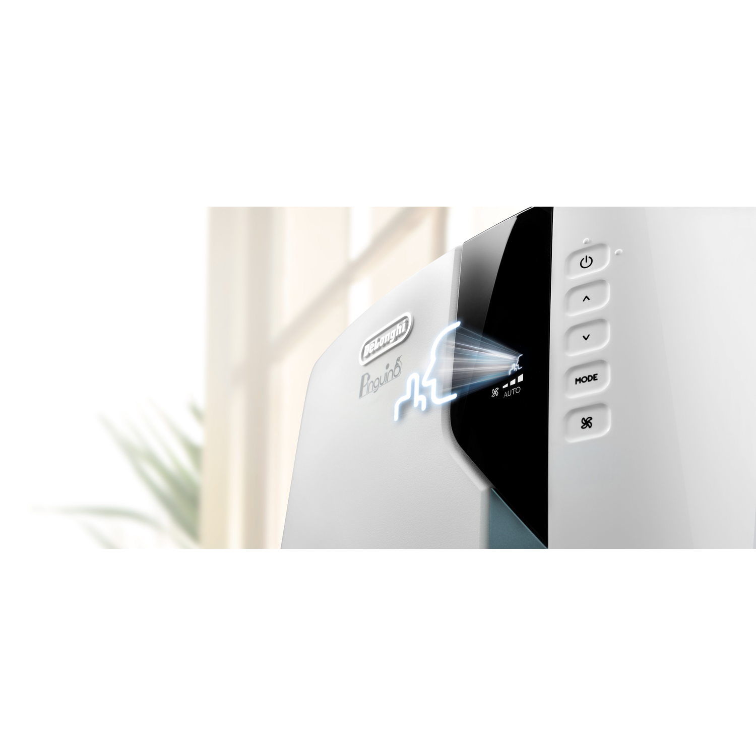 Close-up van het bedieningspaneel van een witte DeLonghi airconditioner.
