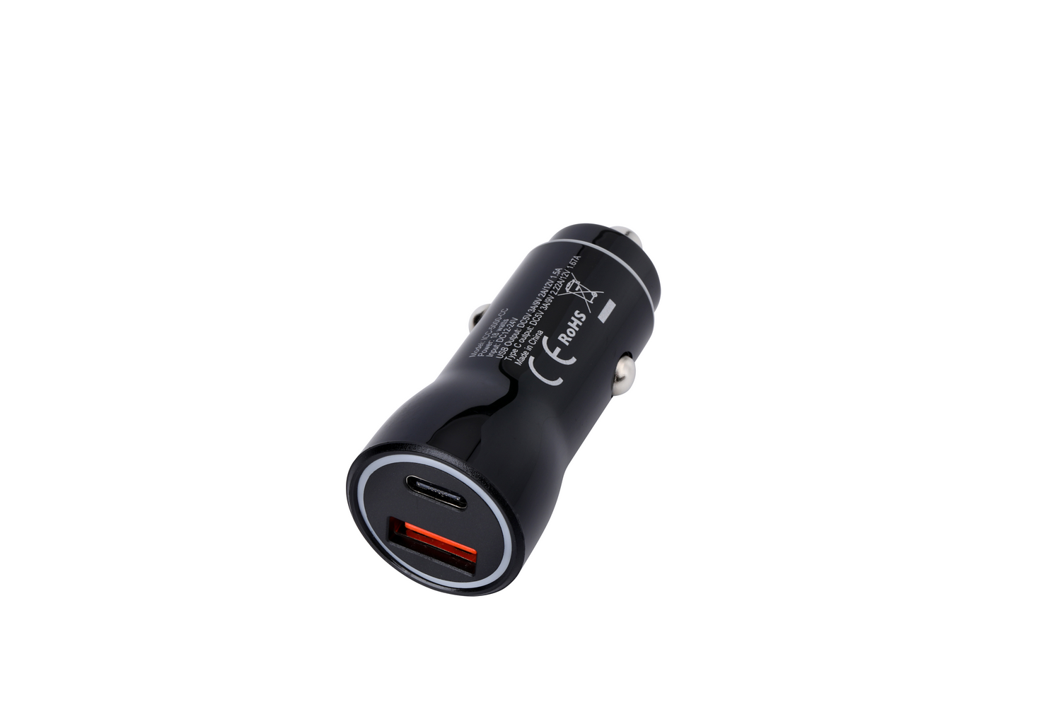 Cargador de coche negro con puertos USB-C y USB-A sobre fondo blanco.