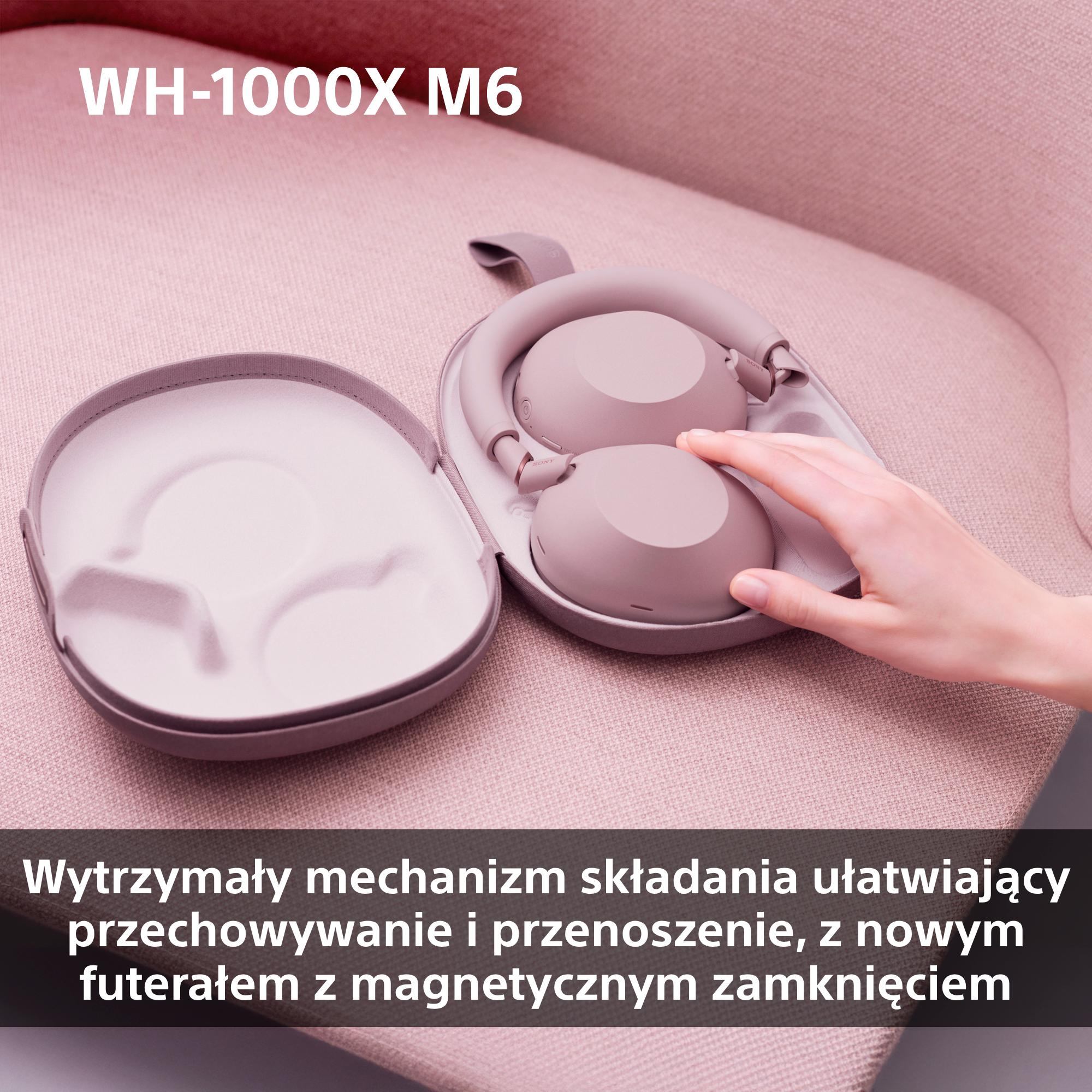 Ręka wkłada słuchawki do różowego etui.