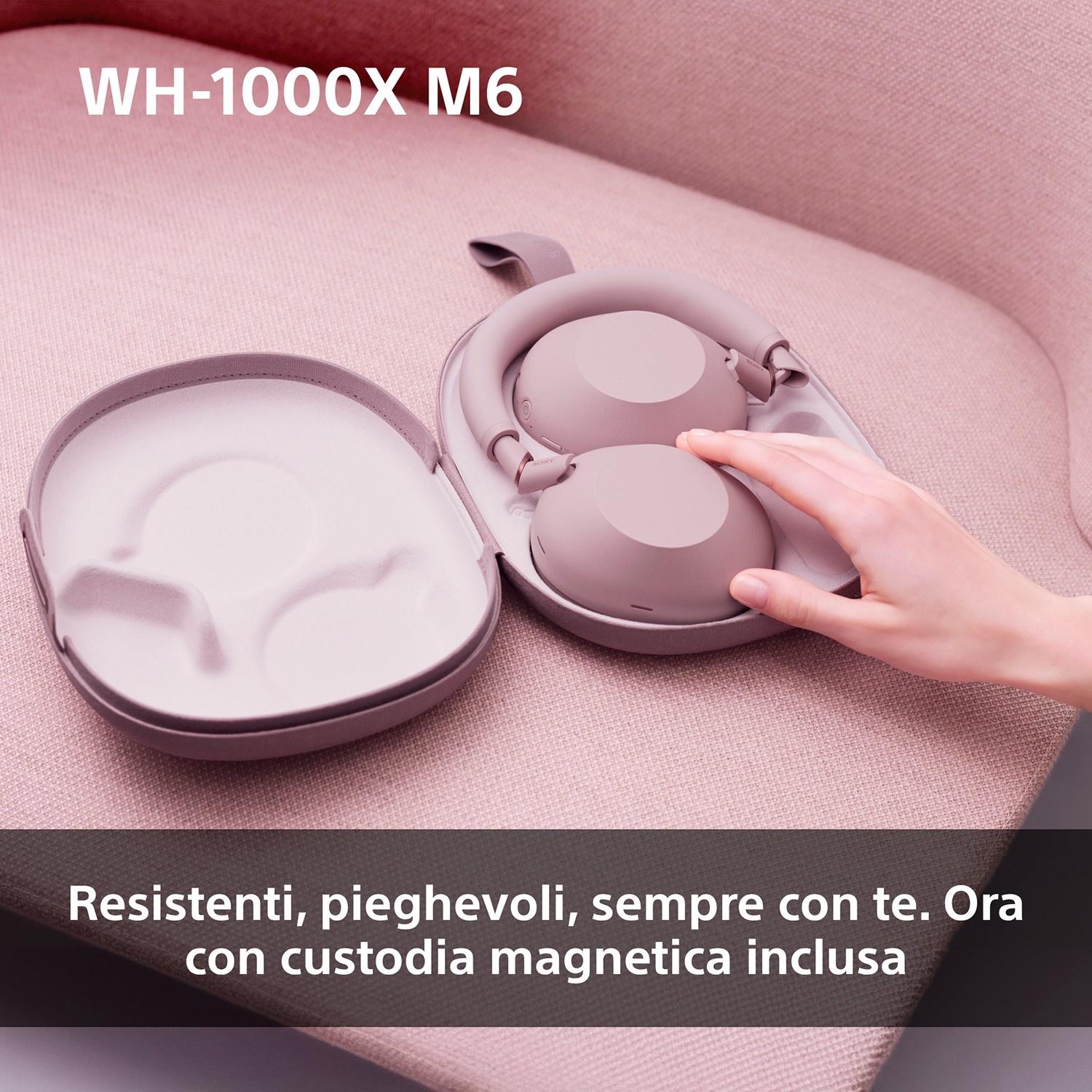 Cuffie grigie con custodia su sedia rosa. Testo: WH-1000XM6.