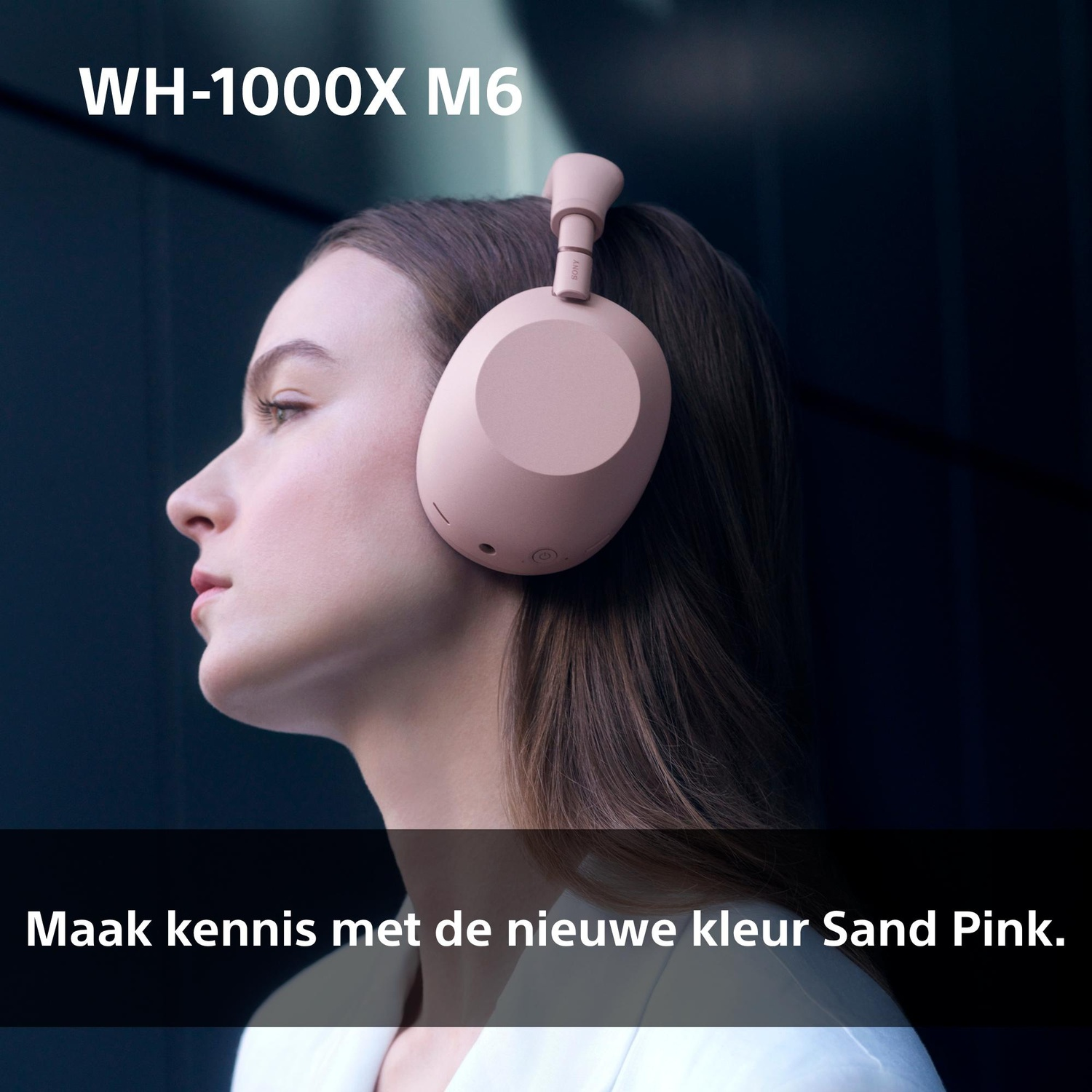 Een vrouw draagt roze WH-1000XM6 koptelefoon.