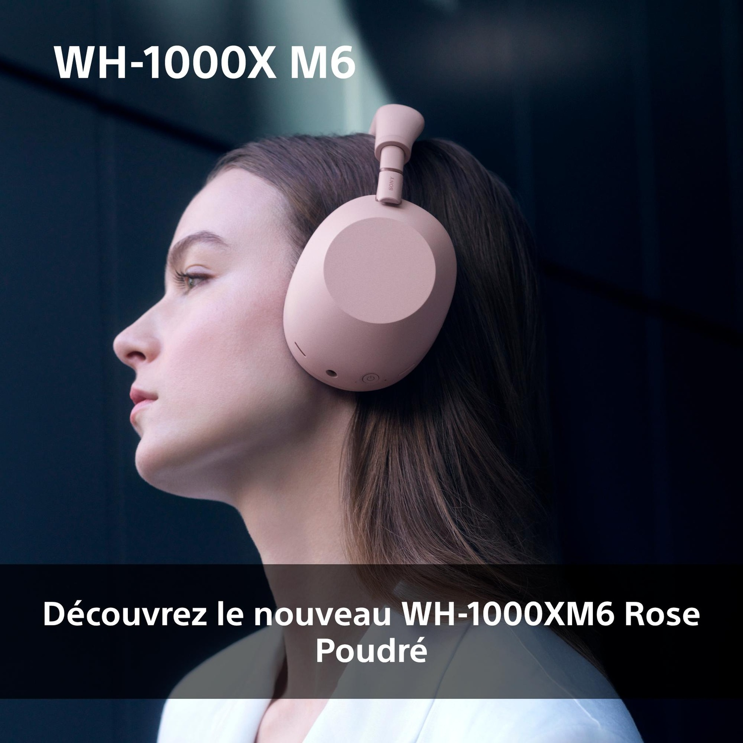 Vrouw met roze Sony WH-1000XM6 koptelefoon, zijaanzicht. Tekst: WH-1000XM6