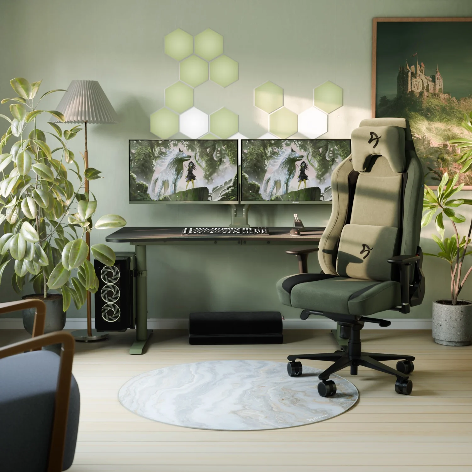 Un fauteuil de jeu vert se trouve devant un bureau avec deux moniteurs, des plantes et des panneaux muraux.