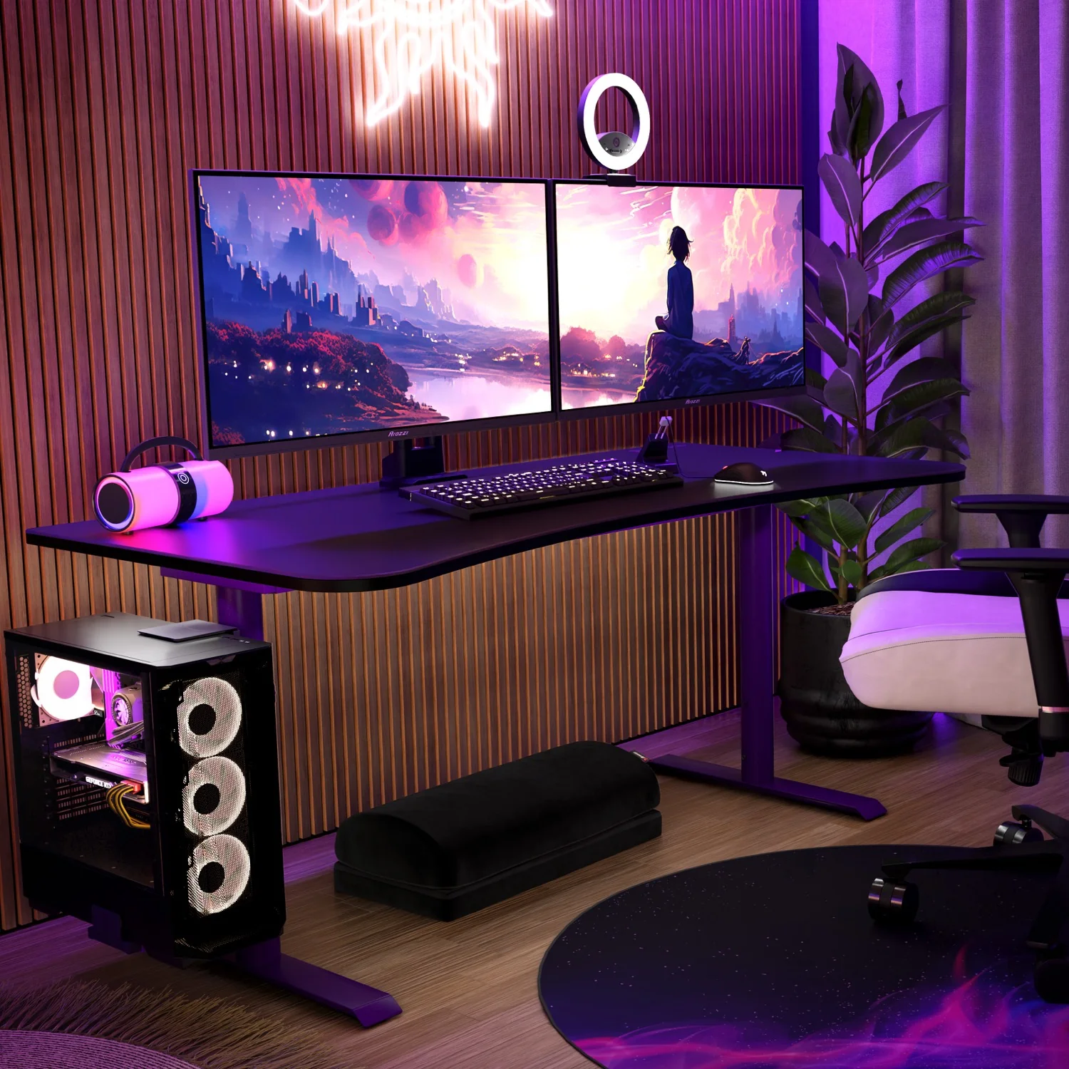 Un bureau gaming moderne avec double écran, PC, enceinte et chaise, éclairé par des lumières violettes.