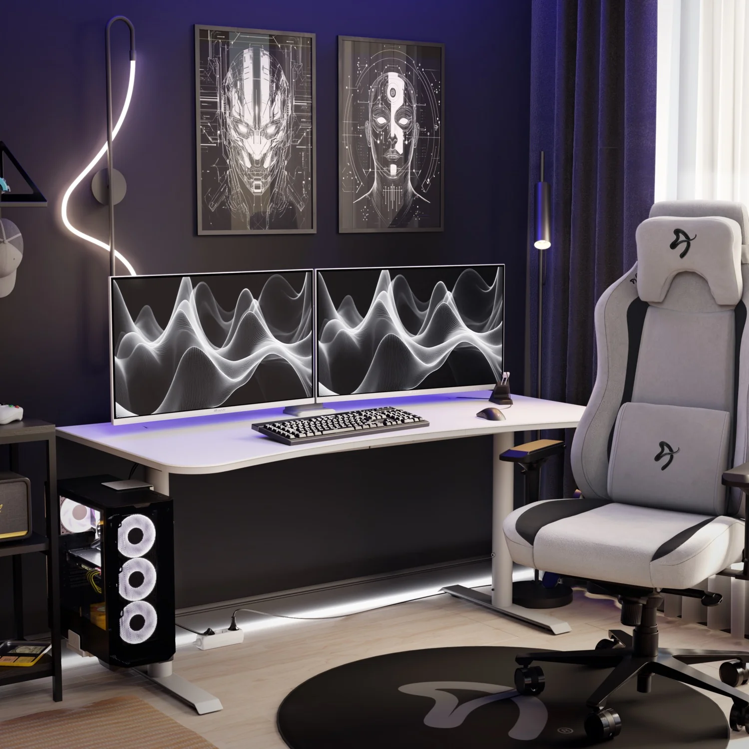 Une configuration de jeu avec double écran, bureau blanc, PC et chaise grise.