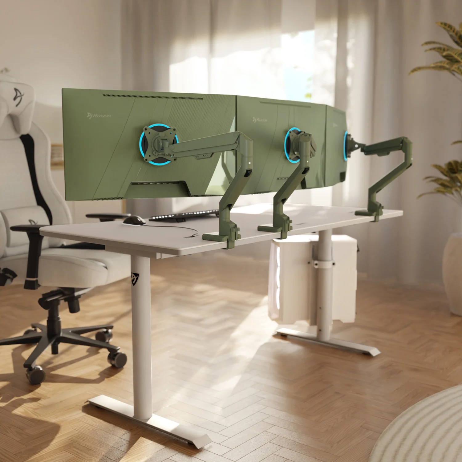 Un bureau avec trois moniteurs verts, une chaise blanche et un PC.