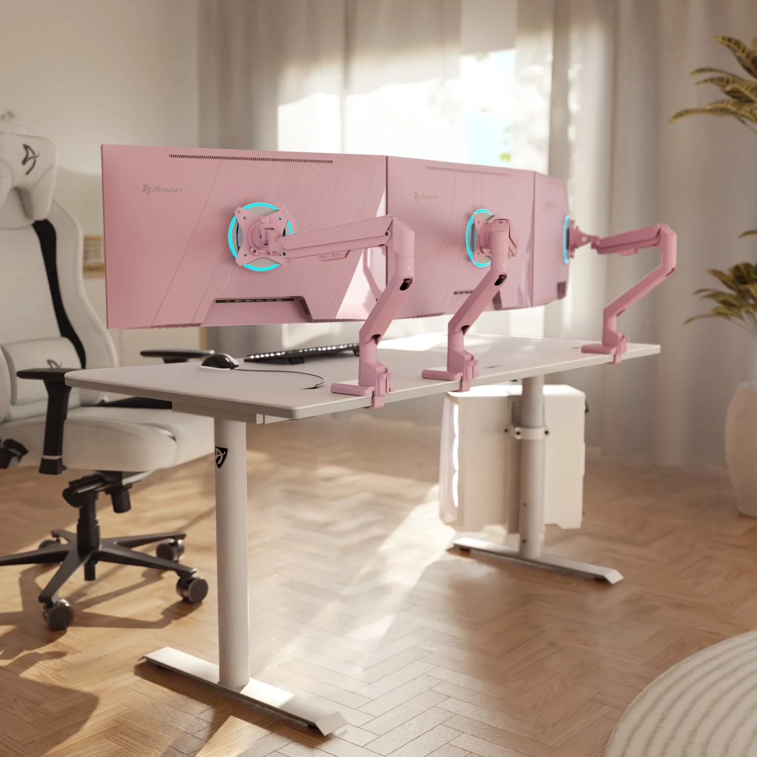 Deux moniteurs roses sur un bureau, tenus par des bras rose pâle. Une chaise blanche est à proximité.