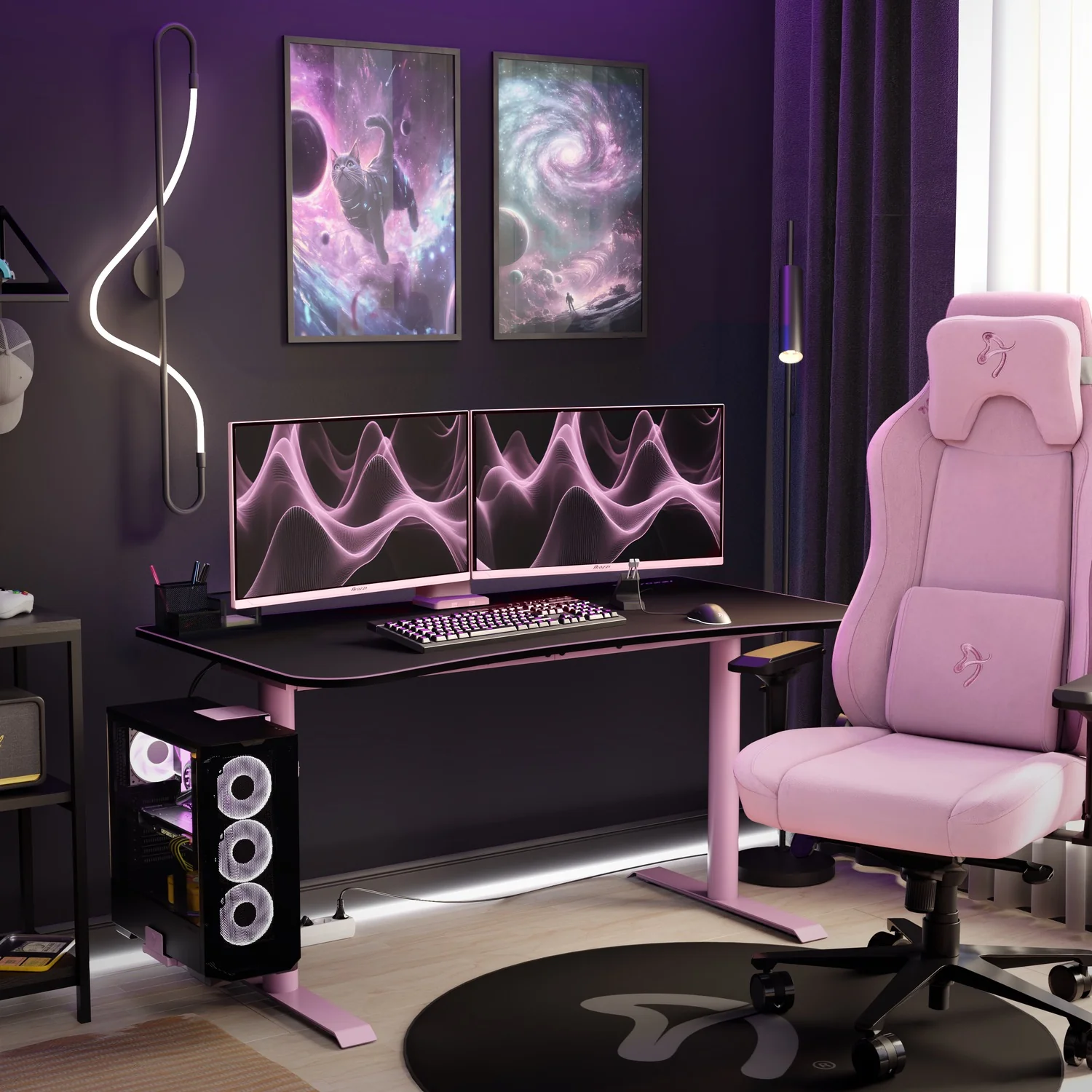 Une configuration de jeu rose avec bureau, chaise, double écran et PC.
