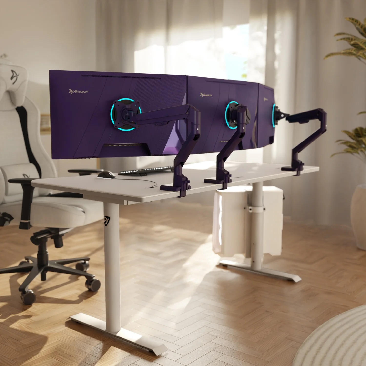 Un bureau blanc avec trois moniteurs violets et une chaise de jeu.