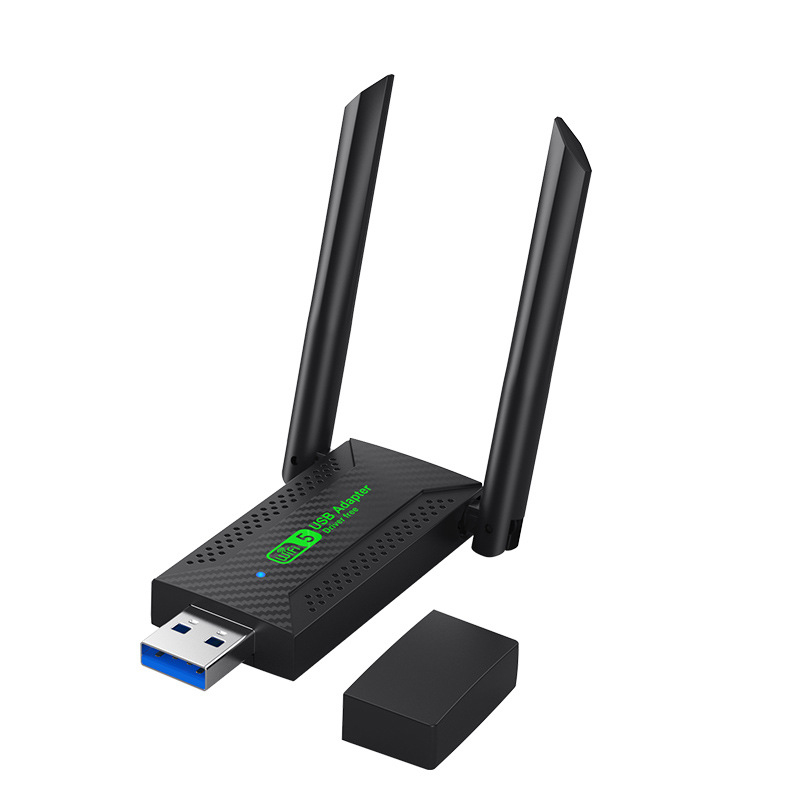 İki antenli ve çıkarılabilir kapaklı siyah USB WiFi adaptörü.