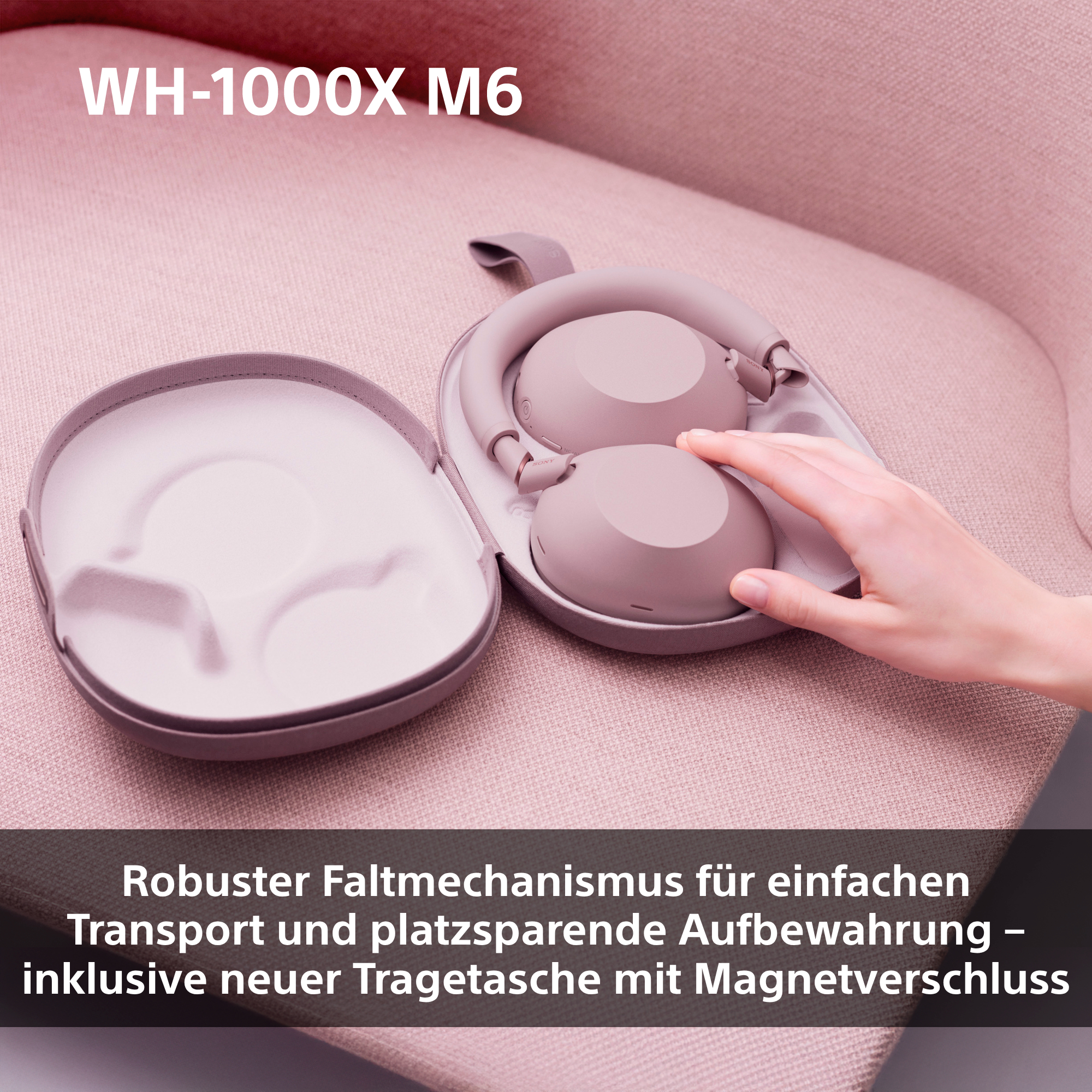 Eine Hand legt ein rosafarbenes Headset in seine Hülle. WH-1000X M6.