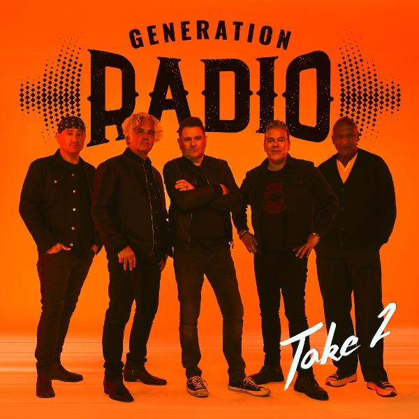Fünf Männer stehen vor einem orangefarbenen Hintergrund mit dem Text "GENERATION RADIO Take 2".
